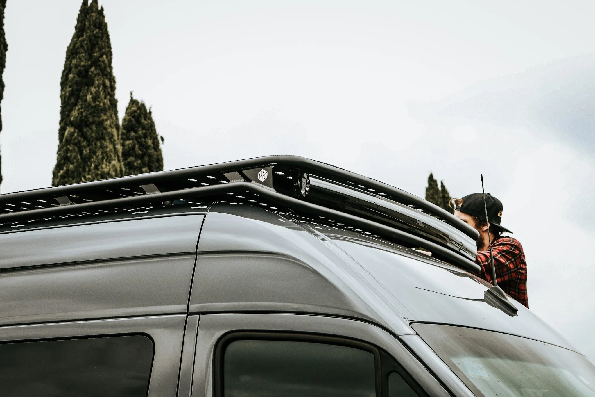 Rugged Designs Baja LP Roof Rack - Curved Light Bar